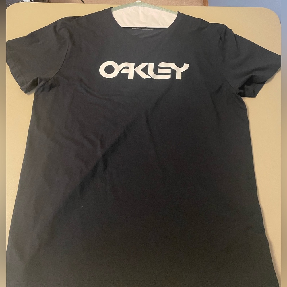 Black Oakley with white graphic “Oakley” print, slim fit T-shirt